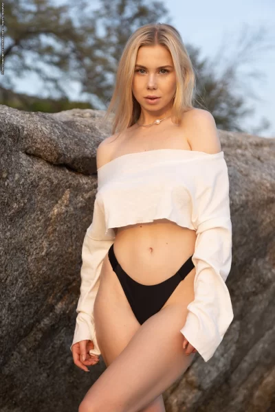 Грудастая блондинка Настя на берегу